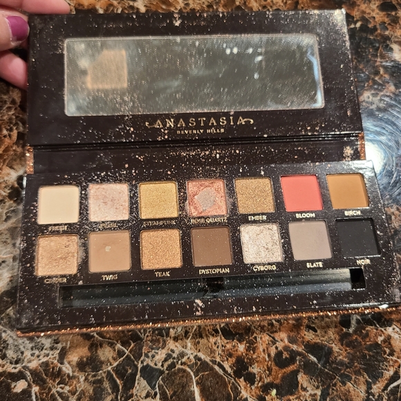 Makeup - Picture 4 of 8